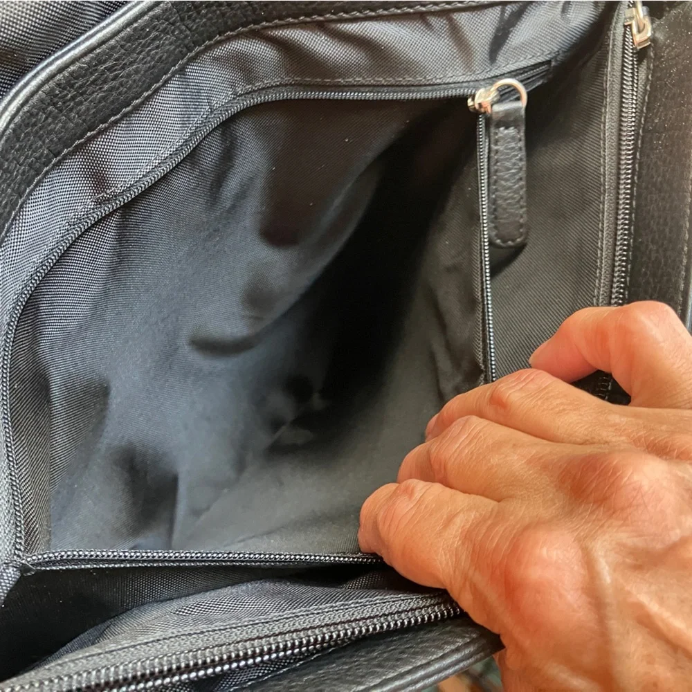 Osgoode Marley Black Leather Vertical Crossbody Messenger Computer Commuter Bag